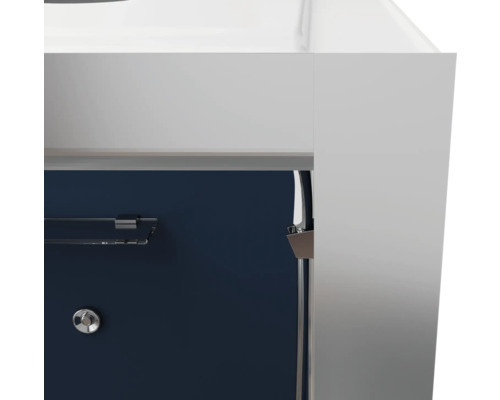 Vue détaillée d''un meuble de salle de bains avec porte-serviettes et robinetterie