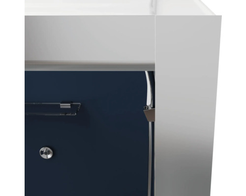 Detailansicht eines Badezimmermöbels mit Handtuchhalter und Armatur