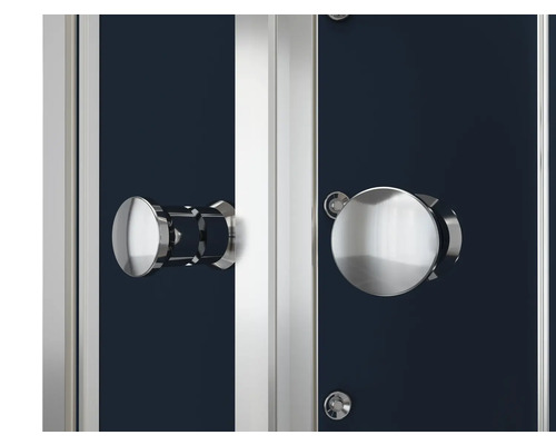 Detailansicht einer Duschkabine mit runden Griffen und silberfarbenen Beschlägen