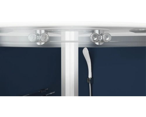 Detailansicht einer Duschkabine mit Schiebetürsystem, Duschkopf und Ablage