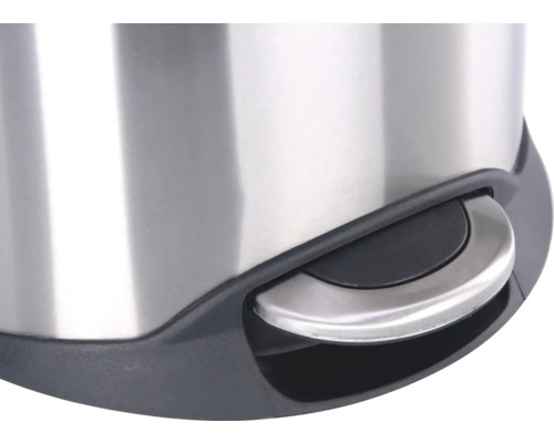 Gros plan d''une poubelle à pédale en acier inoxydable avec pédale