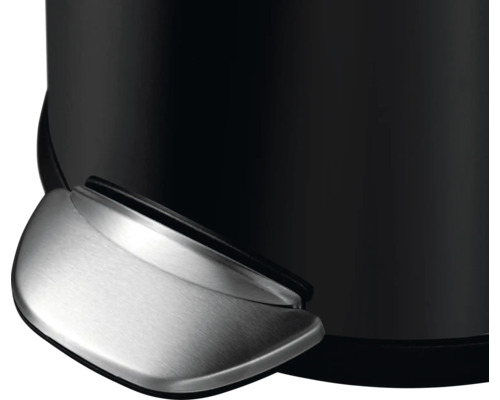 Detailansicht eines schwarzen Tretabfalleimers mit silberfarbenem Pedal.