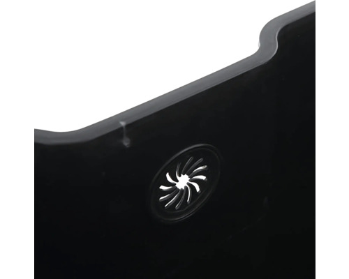 Vue détaillée d''un bac à plantes noir avec trou de drainage.