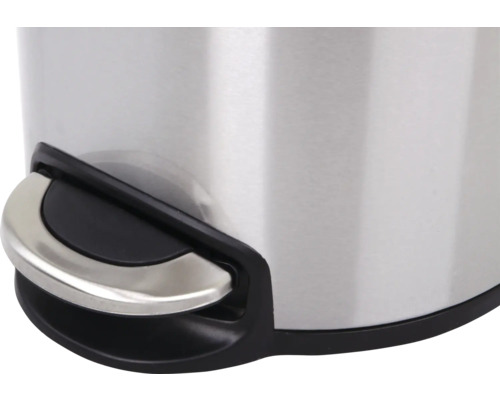 Detailansicht eines Treteimers aus Edelstahl mit Pedal