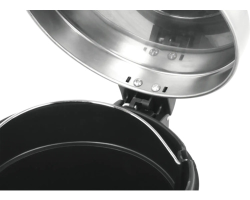 Detailansicht des offenen Deckels eines Tretabfalleimers