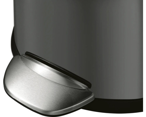 Detailansicht eines Abfalleimers mit Pedalmechanismus.