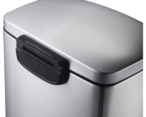 Detailaufnahme eines Mülleimers aus Metall mit schwarzem Griff