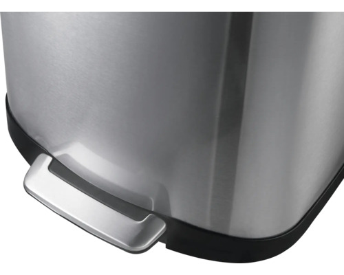 Detailansicht eines Edelstahl-Treteimers mit Pedal