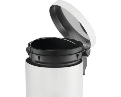 Poubelle à pédale avec couvercle ouvert