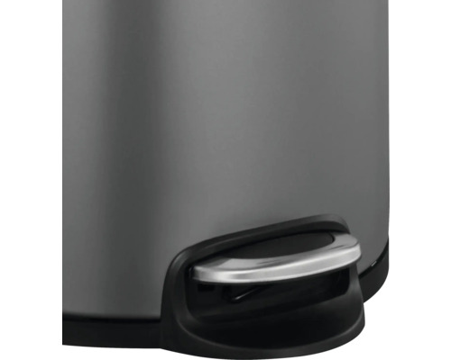 Gros plan d''une poubelle à pédale.