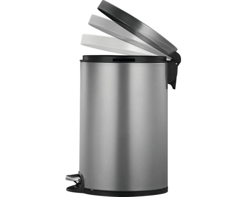 Treteimer aus Metall mit offenem Deckel