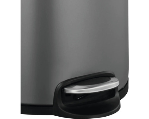 Detailansicht eines Treteimers mit Fußpedal