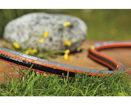 Gartenschlauch aus dem Original Gardena System im Garten