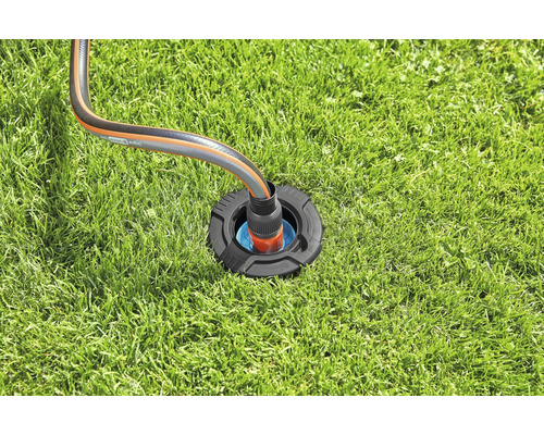 Bewässerungsanschlussdose mit Gartenschlauch auf Rasen