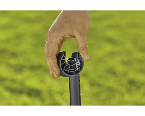 Hand hält Rasentrimmer-Aufsatz