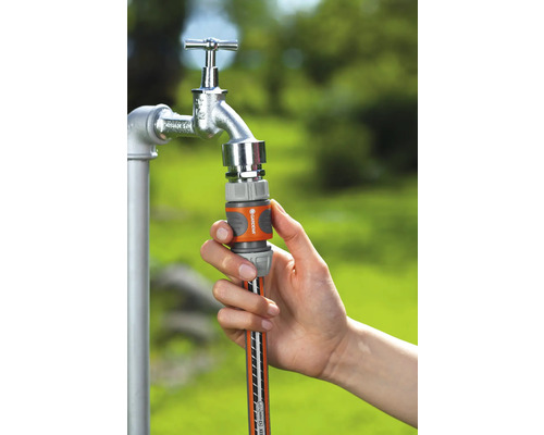 Installation d''un tuyau d''arrosage sur un robinet avec un connecteur de tuyau