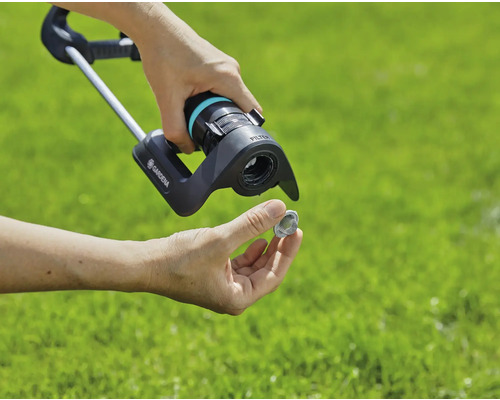 Person hält Filter eines Gardena Regners in der Hand
