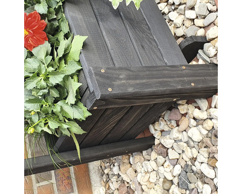 Holz Blumenkasten mit Pflanzen und Steinen im Hintergrund