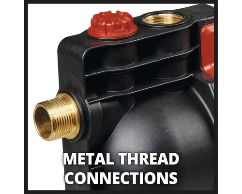 Detailansicht eines Hauswasserwerks mit Gewindeanschlüssen aus Metall