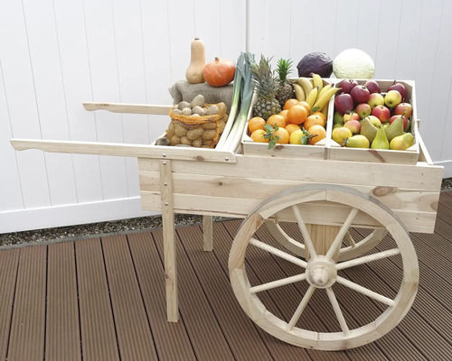 Holzkarren mit Obst und Gemüse