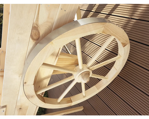 Holzrad mit Metallband für ein Dekorationsstück