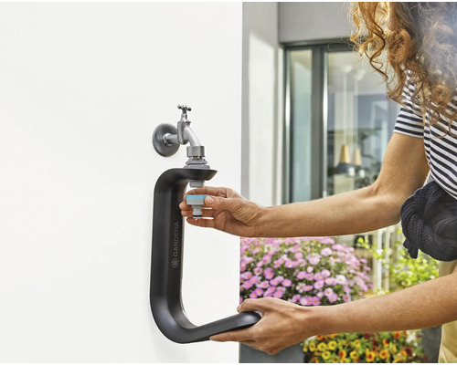 Wasserhahn mit Schlauchverbinder und Gartenschlauchhalterung