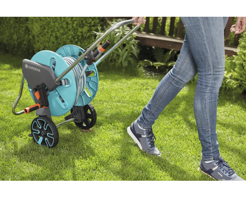 Gardena Schlauchwagen mit Person auf Rasen