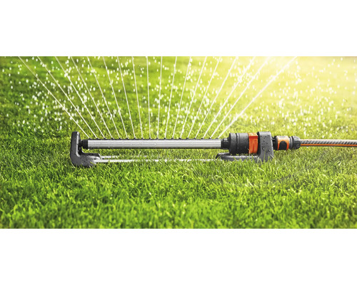Rasensprenger beim Bewässern eines Rasens
