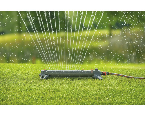 Rasensprenger beim Bewässern eines Rasens