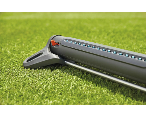 Arroseur de jardin sur pelouse