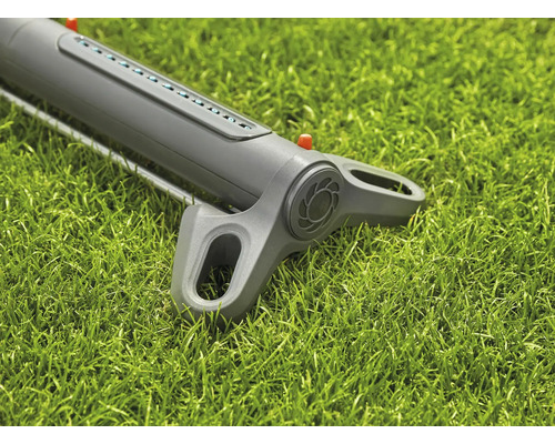 Arroseur de jardin sur l''herbe