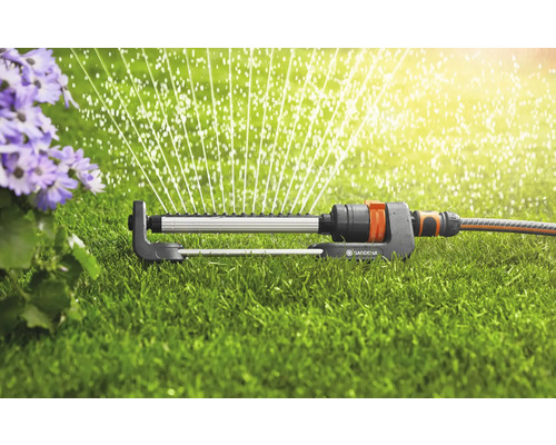 Rasensprenger bewässert den Rasen im Garten