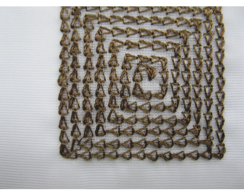 Quadratisches Stickmuster auf Stoff