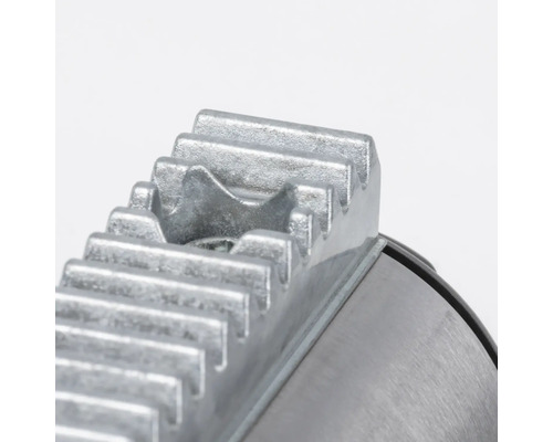 Detailansicht einer Metallschiene mit Zahnstruktur