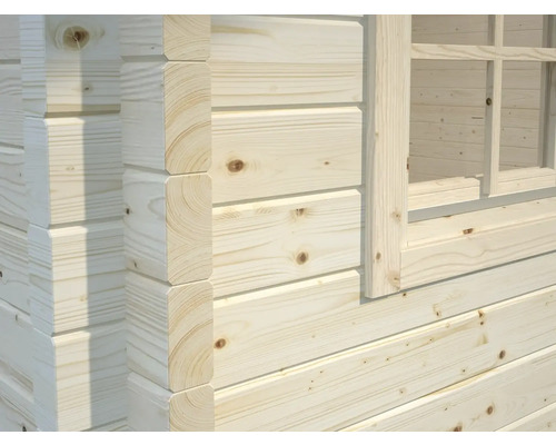 Detailansicht einer Holzwand mit Fensterrahmen eines Gartenhauses