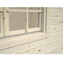 Detailansicht eines Holzfensters in einer Holzwand