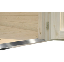 Detailansicht einer Holzhütte mit Metalleinstiegsleiste.