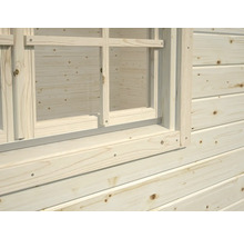 Detailansicht eines Holzhauses mit Fenster