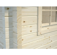 Detailansicht einer Holzwand mit Fensterrahmen aus hellem Holz