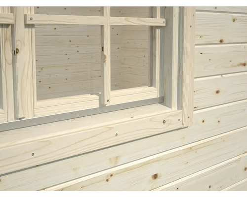 Detailansicht eines Fensters aus Holz an einem Gartenhaus