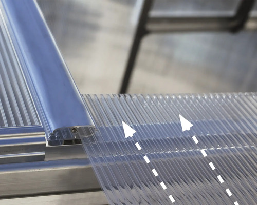 Vue détaillée d''une plaque ondulée en plastique transparent avec profilé de fixation.