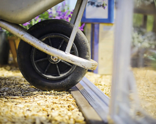Gros plan d''une roue de brouette sur une surface