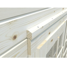 Nahaufnahme einer Holzwandkonstruktion mit Fensterrahmen