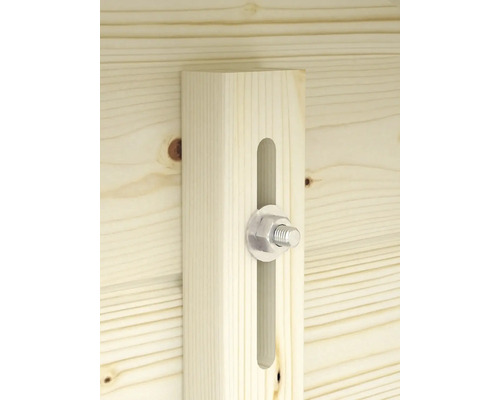 Detailaufnahme einer Holzkonstruktion mit Schraube und Langloch