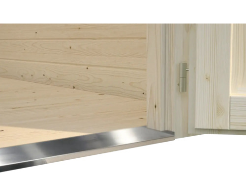 Detailansicht einer Gartensauna mit Türschwelle und Türband