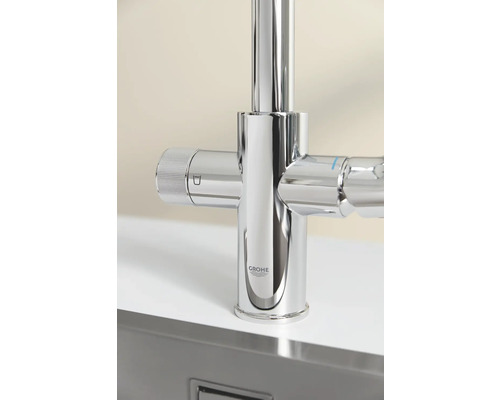 Vue détaillée d''un robinet brillant de la marque Grohe.