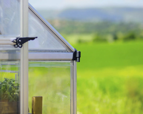 Vue détaillée d''une serre avec cadre en aluminium et panneaux transparents