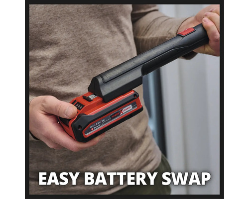 Vue de dessus d''une personne fixant une batterie Power X-Change à un outil