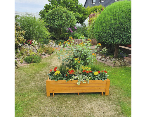 Blumenkasten aus Holz mit Blumen in einem Garten