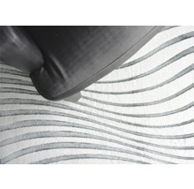 Teppich mit Wellenmuster und Sessel im Detail